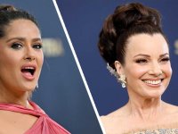 Salma Hayek e Fran Drescher 'incastrate' in bagno: l'incidente con gli abiti ai SAG Awards (VIDEO)