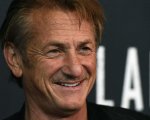 Sean Penn ha camminato per chilometri fino al confine con la Polonia per documentare la crisi ucraina