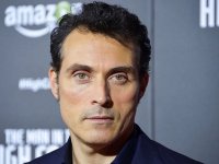 Rufus Sewell affianca Keri Russell nel cast della serie The Diplomat