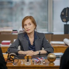 La promessa - Il prezzo del potere: Isabelle Huppert in un'immagine