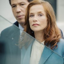 La promessa - Il prezzo del potere: Isabelle Huppert e Reda Kateb in una sequenza