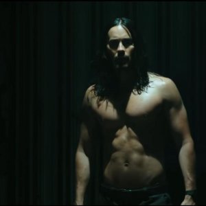 Morbius: Jared Leto a torso nudo in una scena