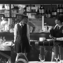 Parigi, 13Arr: Lucie Zhang in una scena con l'uniforme del ristorante