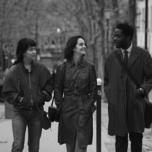 Parigi, 13Arr: Lucie Zhang, Noémie Merlant e Makita Samba a passeggio sul marciapiede