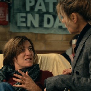 Parigi, tutto in una notte: Marina Fois e Valeria Bruni Tedeschi in una scena