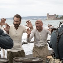 C'era una volta il crimine: Marco Giallini con Gianmarco Tognazzi in una scena del film