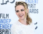Kristen Stewart chiede al pubblico degli Spirit Awards di schierarsi con l'Ucraina: 'Rischiano la vita'