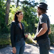 Omicidio a Los Angeles: Charlie Hunnam e Morena Baccarin in una scena