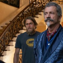 Omicidio a Los Angeles: Charlie Hunnam e Mel Gibson in una scena