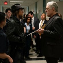 Omicidio a Los Angeles: Charlie Hunnam e Clancy Brown in una scena