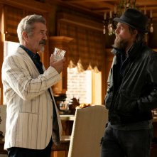 Omicidio a Los Angeles: Charlie Hunnam e Mel Gibson in una scena del film