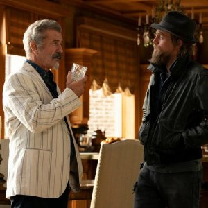 Omicidio a Los Angeles: Charlie Hunnam e Mel Gibson in una scena del film