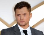Taron Egerton sviene sul palco durante la prima della pièce teatrale Cock