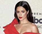Camila Cabello e l'incidente hot in tv: la star mostra il capezzolo al conduttore