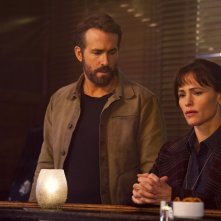 The Adam Project: Jennifer Garner, Ryan Reynolds in una scena del film