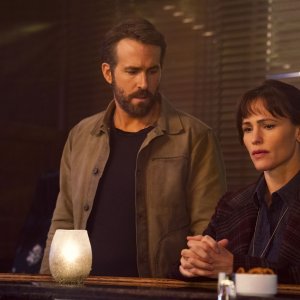 The Adam Project: Jennifer Garner, Ryan Reynolds in una scena del film