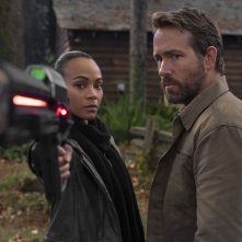 The Adam Project: Ryan Reynolds, Zoe Saldana in una scena del film