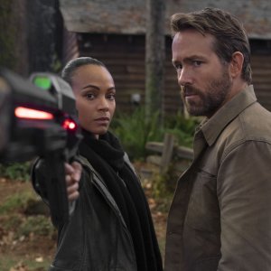 The Adam Project: Ryan Reynolds, Zoe Saldana in una scena del film