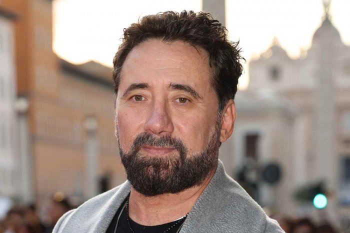 Altrimenti ci arrabbiamo, Federico Zampaglione canta Dune Buggy (VIDEO)