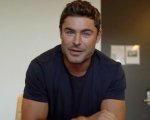 Zac Efron e i suoi baffi nella prima foto del film Apple Una birra al fronte