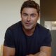Zac Efron e i suoi baffi nella prima foto del film Apple Una birra al fronte