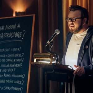 Moonfall: John Bradley in una scena