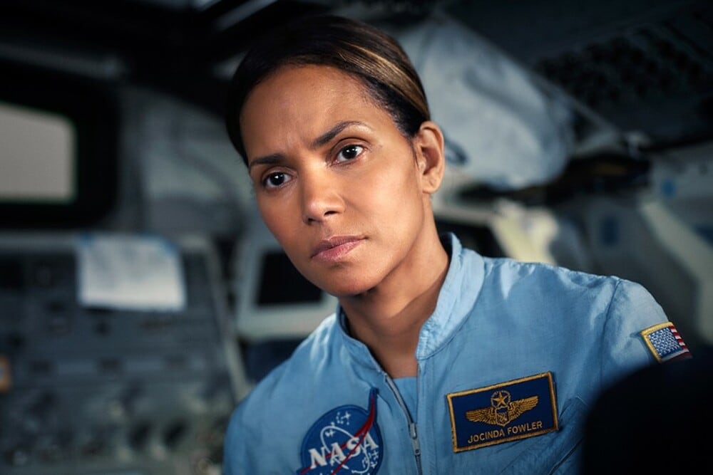 Halle Berry in una scena di Moonfall