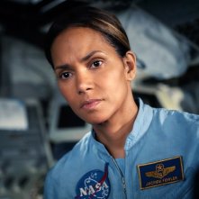 Moonfall: Halle Berry durante una scena