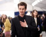 Andrew Garfield si commuove accettando lo Spotlight Award: 'Sono così onorato'