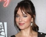 Dakota Johnson: 'Imbucarsi ai matrimoni è uno dei miei hobby preferiti'
