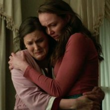 Son: Erin Bradley Dangar e Andi Matichak in una scena del film