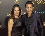 Benjamin Bratt parla del tumore al seno di sua moglie e invita le donne a fare screening regolari