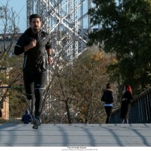 Corro da te: Pierfrancesco Favino mentre corre in una scena