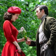 La fantastica signora Maisel 4: Rachel Brosnahan e Milo Ventimiglia in una scena