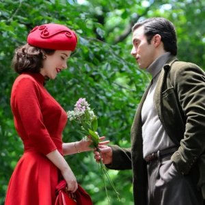 La fantastica signora Maisel 4: Rachel Brosnahan e Milo Ventimiglia in una scena