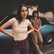 Licorice Pizza: Alana Haim, Cooper Hoffman in una scena del film