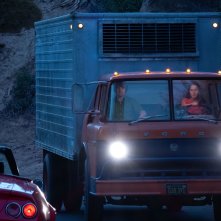 Licorice Pizza: Alana Haim, Cooper Hoffman in una sequenza