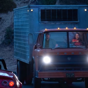 Licorice Pizza: Alana Haim, Cooper Hoffman in una sequenza