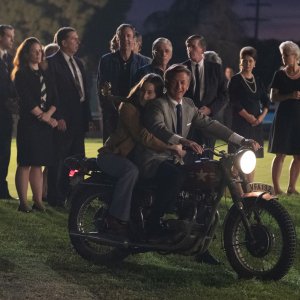 Licorice Pizza: Alana Haim, Sean Penn in motocicletta