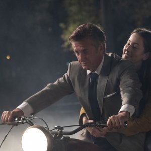 Licorice Pizza: Sean Penn e Alana Haim in una scena del film