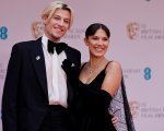 Millie Bobby Brown e Jake Bongiovi al debutto come coppia sul red carpet dei BAFTA 2022 (FOTO)