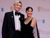 Millie Bobby Brown e Jake Bongiovi al debutto come coppia sul red carpet dei BAFTA 2022 (FOTO)