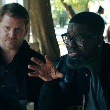 Acque profonde: Dash Mihok, Lil Rel Howery in una scena
