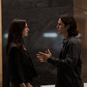 WeCrashed: Jared Leto insieme ad Anne Hathaway in una scena del primo episodio della serie