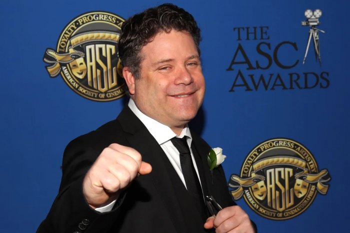 Young Rock 2: Sean Astin si unisce a Dwayne Johnson per la seconda stagione