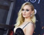 Sophie Turner interprete e produttrice di Girl Who Fell From the Sky, ispirato a una storia vera