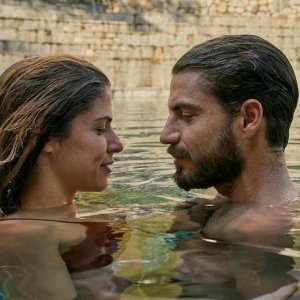 La parola addio non esiste: Maxi Iglesias e Stephanie Cayo in un momento romantico