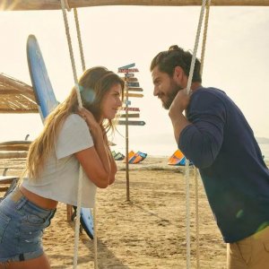 La parola addio non esiste: Maxi Iglesias e Stephanie Cayo in una scena