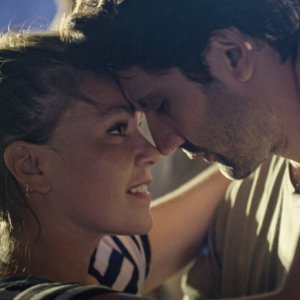 In Good Hands: Asli Enver in una scena romantica