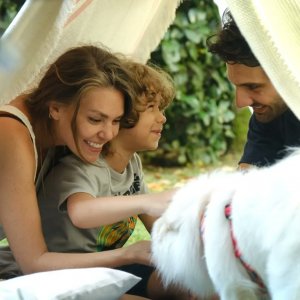 In Good Hands: Asli Enver in una scena